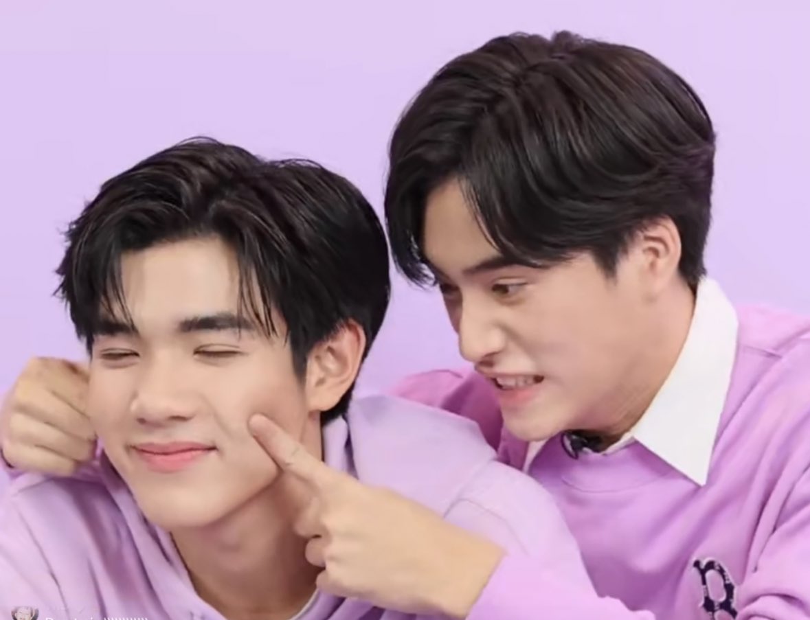 opel_zuza's tweet photo. เจมมีไนน์ : เอ���าทุกคนครับ กล้องซูม โฟกัส 1 2 👉🏻👶🏻👈🏻
พี่ริน : เอ้า เขาเขินอะเธอ เขาเขินนนน

โฟ้ดเธอ เขินไรอ่าาาาา เพื่อนแค่จิ้มแก้มเอ้งง 😌 #ElseveHyarulonXGF #เจมีไนน์โฟร์ท https://t.co/DDC7pvdXE2