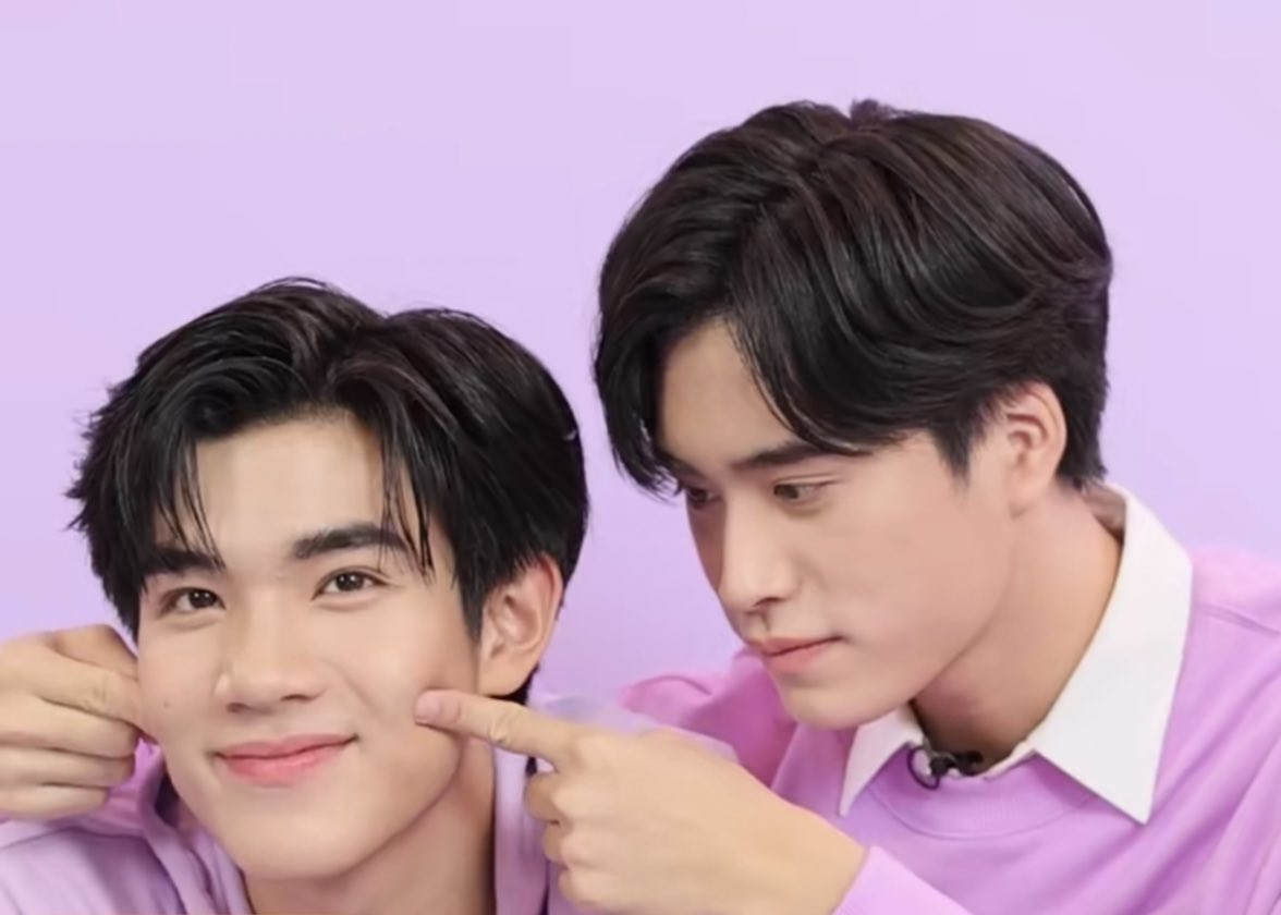 opel_zuza's tweet photo. เจมมีไนน์ : เอ���าทุกคนครับ กล้องซูม โฟกัส 1 2 👉🏻👶🏻👈🏻
พี่ริน : เอ้า เขาเขินอะเธอ เขาเขินนนน

โฟ้ดเธอ เขินไรอ่าาาาา เพื่อนแค่จิ้มแก้มเอ้งง 😌 #ElseveHyarulonXGF #เจมีไนน์โฟร์ท https://t.co/DDC7pvdXE2