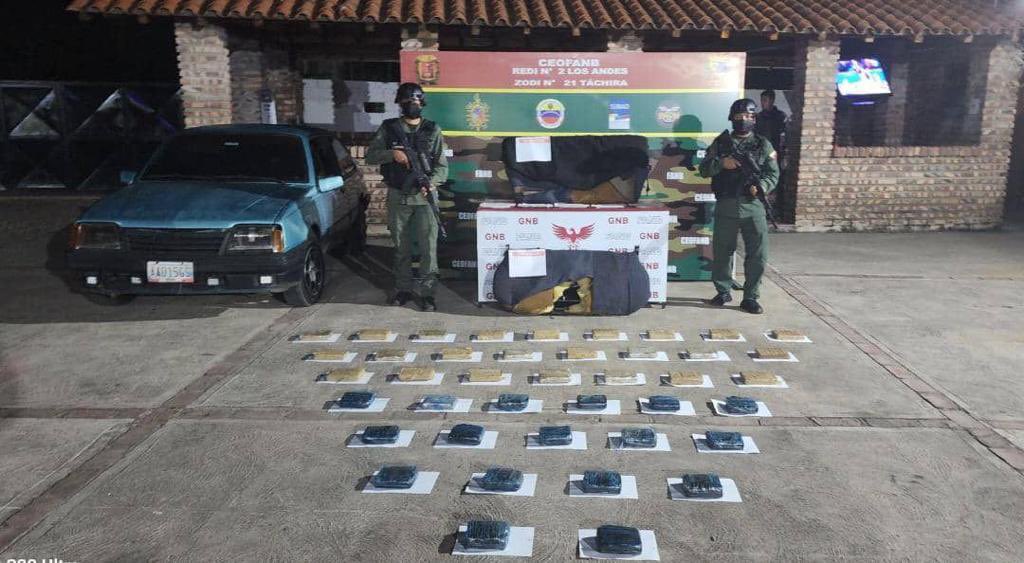 #5Feb || #FANB en lucha frontal contra el narcotráfico, en la <a href="/ZODITACHIRAN21/">ZODI N° 21 TÁCHIRA</a> incautan 41 envoltorios tipo panela de marihuana, con un peso de 22,560 Kg. en un vehículo conducido por un ciudadano quien al darle la voz de alto emprendió veloz huida en una zona boscosa.
