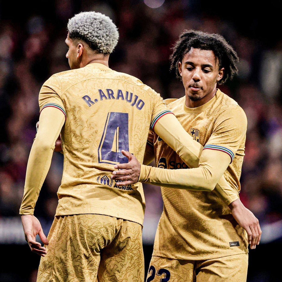 Managing Barça on Twitter "Araujo & Koundé play football today."