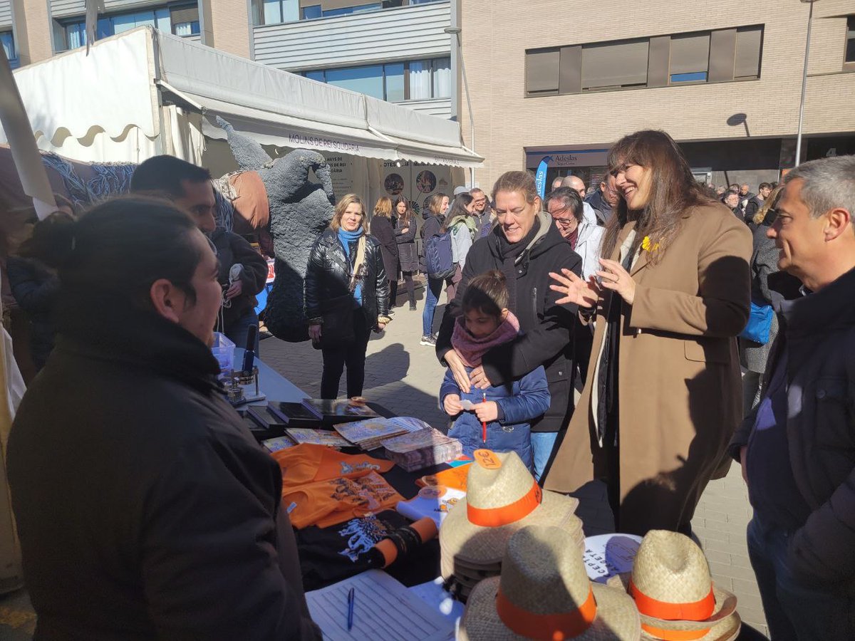 📸 La presidenta <a href="/LauraBorras/">Laura Borràs 🎗</a> visita la Fira de la Candelera acompanyada per <a href="/xellgalobart/">meritxell galobart</a>, candidata de <a href="/JUNTSXCATMOLINS/">JuntsXCat Molins de Rei</a>. 

👥 També hi han assistit <a href="/Montcau/">Montserrat Caupena 🎗</a>, el president de <a href="/juntscomarqbcn/">Junts Vegueria Comarques Barcelona 🎗</a>, <a href="/jrcasals/">Joan Ramon Casals</a>, i els candidats <a href="/jordificapal/">Jordi Ficapal</a>, <a href="/oanguera/">Oriol Anguera i Tortosa</a> i <a href="/jordiboucompte/">jordiboucompte</a>.