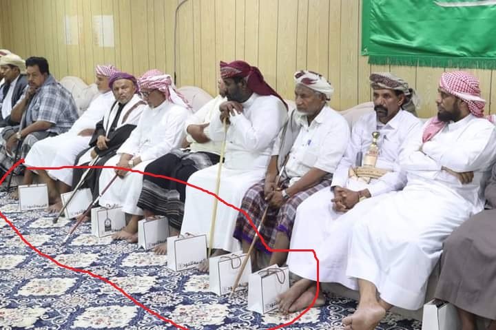 taeralsaeeda's tweet photo. من يهن يسهل عليه الهوان هؤلاء من يبيعون المهرة بثمن بخس والهدايا التي تسلموها تمر و عطر ومبالغ مالية مهنية.  اما عن طريقة استدعائهم وتفتيشهم على بوابات مطار الغيضة للقاء قائد سعودي فتكشف مدى الهوان الذي وصلوا اليه والانبطاح للاحتلال. 
  #رفض_يمني_لاتفاقيه_ميناء_قشن https://t.co/WtPLh040Yv