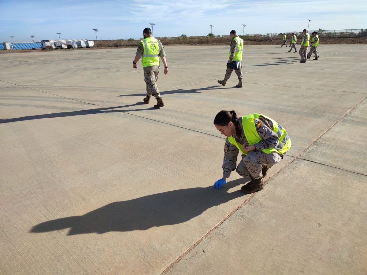 EMADmde's tweet photo. El #DestacamentoMarfil 🇪🇸🇸🇳 realiza un #FODWalk en la plataforma donde se estacionan las aeronaves✈️🇪🇸. La recogida y análisis de los objetos encontrados evitan posibles accidentes. Garantizar la seguridad en tierra es fundamental para las operaciones. @EjercitoAire #MOPS https://t.co/EdnAZlkqse
