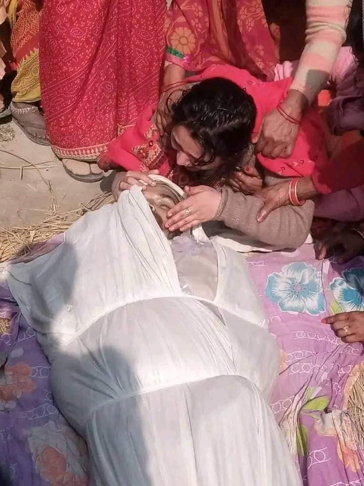 TomarAmeresh's tweet photo. #राजपूत_नरसंहार_छपरा
Whole incident in short: 
1)Three Rajputs kidnapped 
2) Locked in a room of a poultry farm
3) Brutally beaten to death 
#राजपूत_नरसंहार_छपरा https://t.co/ibNI03oKTD