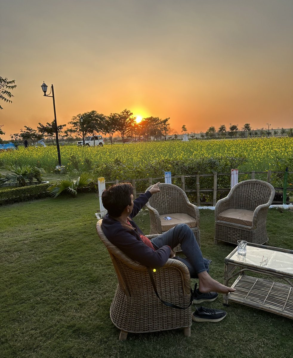DrKumarVishwas's tweet photo. “राग बसंती गाए उजाला, सरसों वाली टेक पर,
सूरज डूबा, चंदा उभरा उसी क्षितिज की रेख पर ।”
@KVKutir ❤️🇮🇳🙏 https://t.co/yXN6lmwPe7