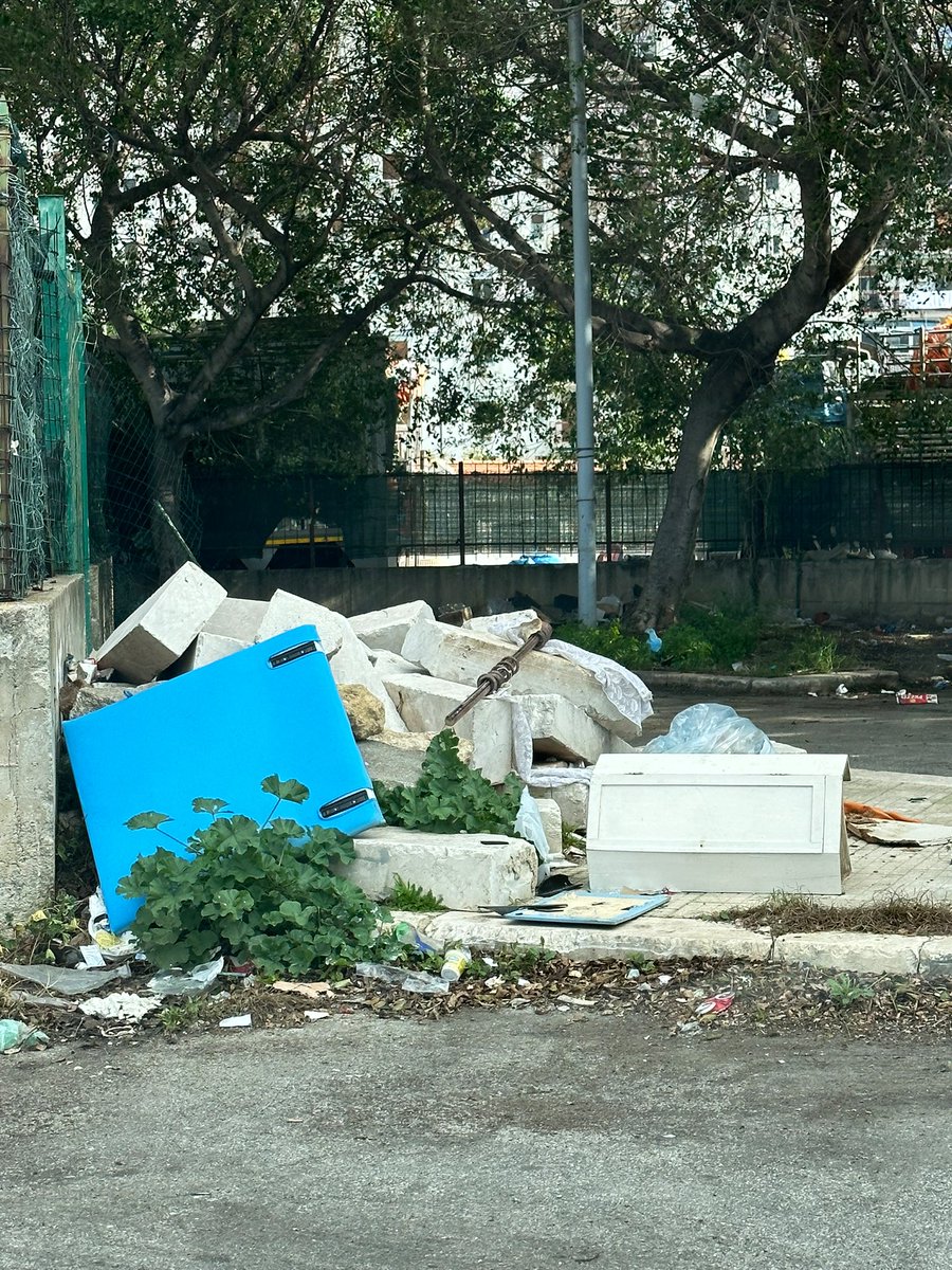 .<a href="/RapPalermo/">Rap Palermo S.p.A.</a> com’è possibile questo degrado d’innanzi al CCR Lennon?  È il biglietto da visita per una struttura come questa, dovrebbe essere tutto impeccabile… <a href="/robertolagalla/">Roberto Lagalla</a> #palermo