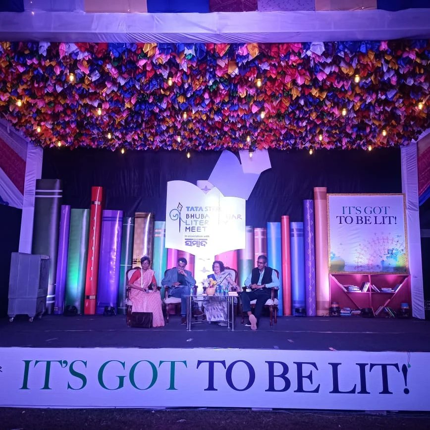 TataSteelBLM's tweet photo. 'Balancing a Life', Ft. Bachi Karkaria, Jatindra Nayak and Khushwant Singh discussing on whether a biography can be objective. In conversation with Sashmi Nayak
.
#bbsrlitmeet #Bhubaneswar #litmeet #festival #author #literature #literaturelover #orissa #entertainment #event https://t.co/kXmFYUoj3q
