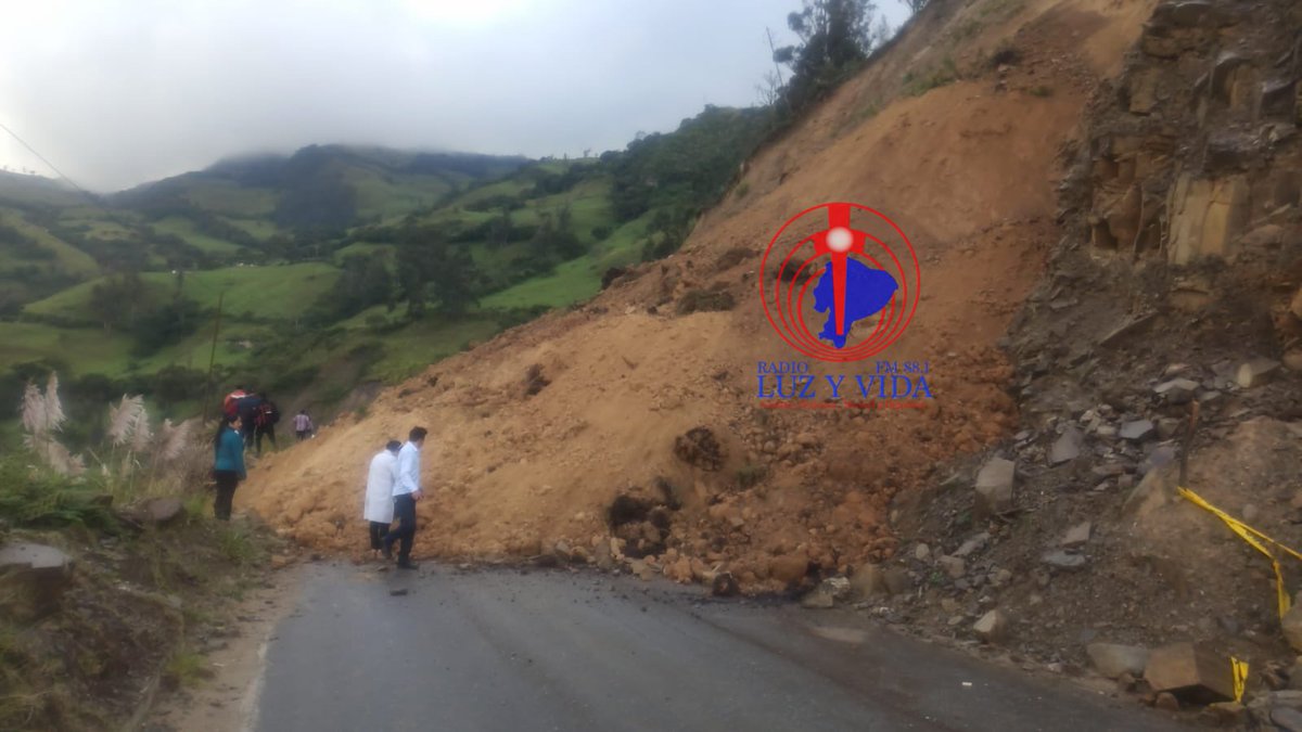 #Loja| En el sector la  Aguangora reportan un derrumbe y deja incomunicadas a las parroquias rurales de Chantaco, Chuquiribamba y Gualel. Solicitan a <a href="/prefecturaLoja/">Prefectura de Loja</a> colabore con maquinaria, ya que hay personas intentando atravesar el derrumbe para llegar a sus destinos.