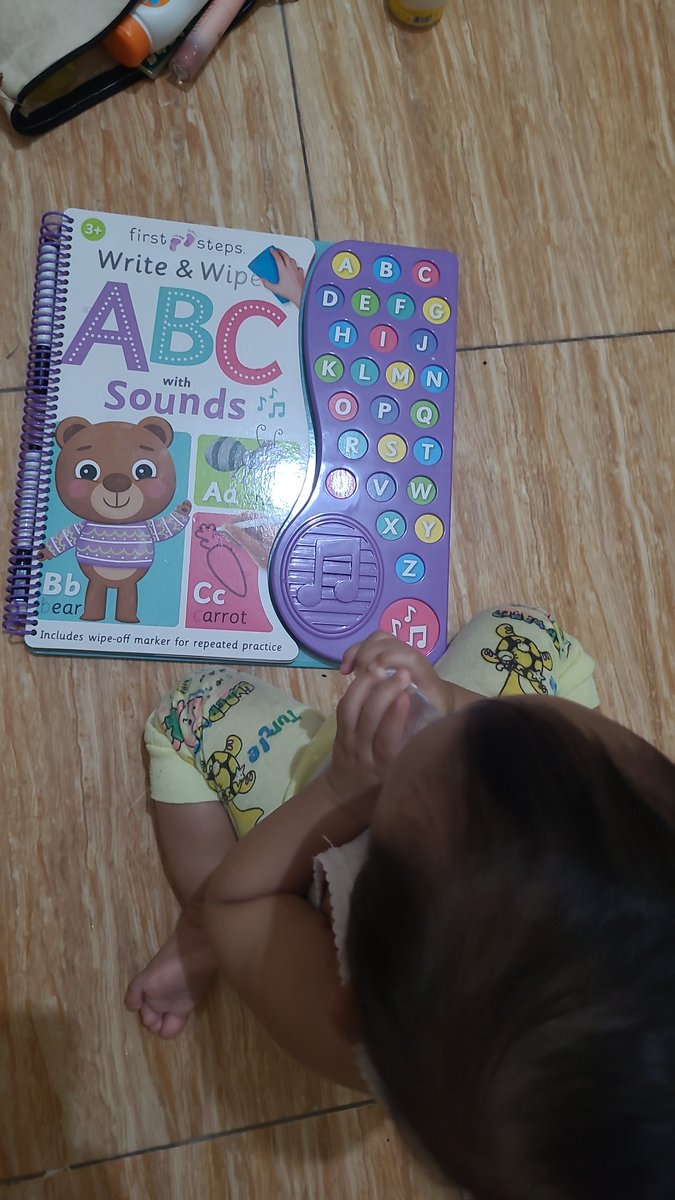 Investasi buku sedjak dini, kapok beli mainan, karna ga dimainin orangnya suka explore macem2 😂