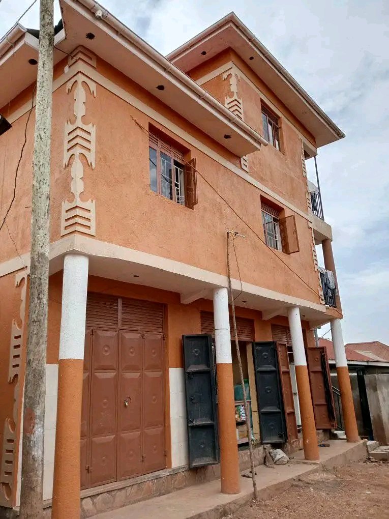 shukranproperty's tweet photo. Flat House for sale located in #Kampala, Nyanama near main road, just half meter from Nyanama town.
📌 #3bedrooms 3 bathrooms sitting and dining rooms.
📌 #3shops(600k per month) and outside pit latrines.. Seated on 50x50.
📍Selling price #100m negotiable,call 0706592177 https://t.co/EwWugGx2rC