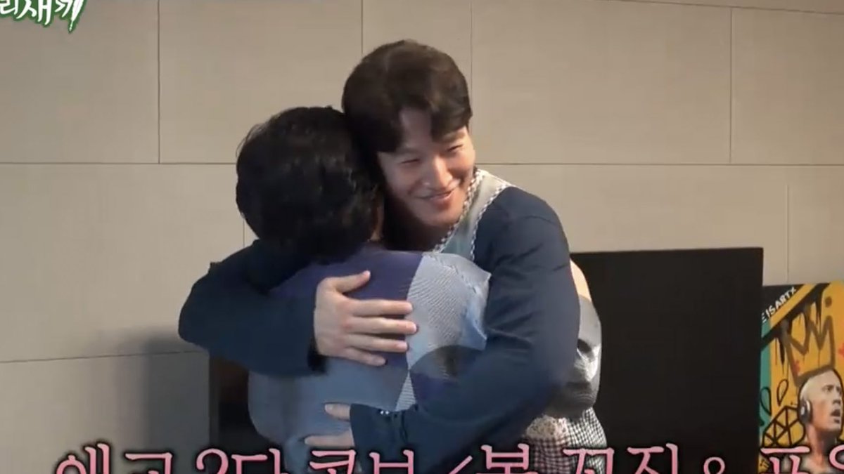 paradiseKJK's tweet photo. Jongkook's mom said that he does lots of aegyo and asked him to show it 😭 I just want to cry

#kimjongkook #김종국 https://t.co/oUNchj9zoM