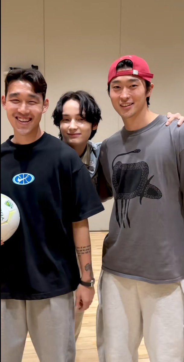 FAIRYK4I's tweet photo. O HUENING KAI COM A MAO NO OMBRO DO HOMEM MAIS DESEJADO DA COPA DO MUNDO CHO GUESUNG TO SONHANDO https://t.co/0fFL1B3OE0