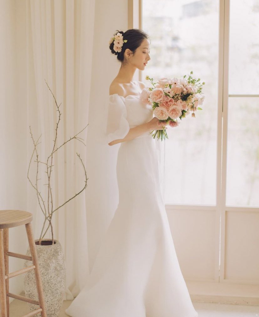 GirlgroupsBR's tweet photo. Lá vem a noiva! Mais uma integrante do 9Muses vai se casar: Minha anunciou no seu Instagram que vai se casar com o seu namorado em maio! O casal está junto há 3 anos, desejamos muitas felicidades para os noivos nessa nova etapa da vida. 🥂 https://t.co/VBAK66csKv
