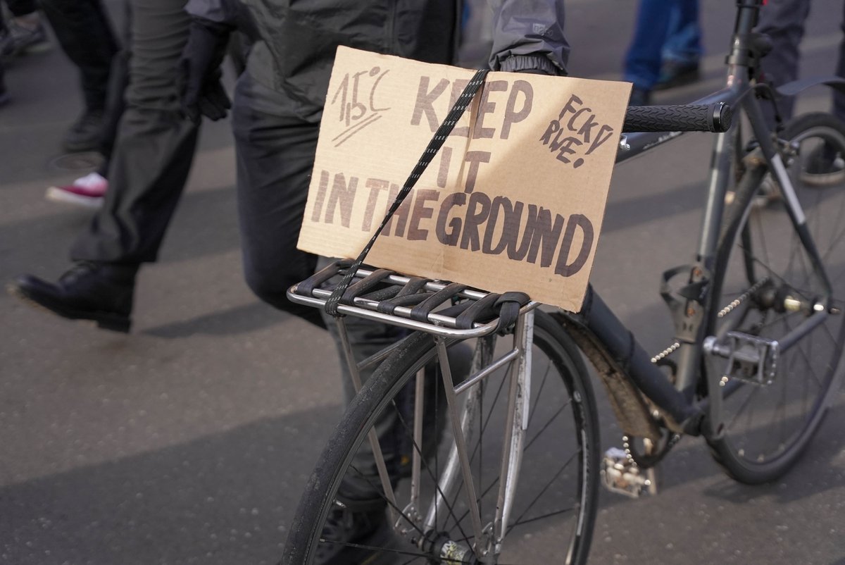 'Luetzi lives - the struggle goes on!' Hundreds of people demonstrated in Berlin against the eviction of #Luetzerath and the use of coal-fired power. 

#luetzilebt #luetzerathlebt #luetzibleibt #climatejustice #b0502