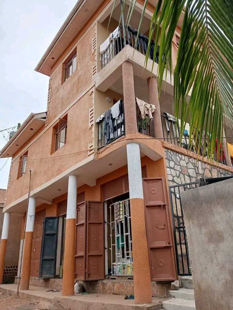 shukranproperty's tweet photo. Flat House for sale located in #Kampala, Nyanama near main road, just half meter from Nyanama town.
📌 #3bedrooms 3 bathrooms sitting and dining rooms.
📌 #3shops(600k per month) and outside pit latrines.. Seated on 50x50.
📍Selling price #100m negotiable,call 0706592177 https://t.co/EwWugGx2rC