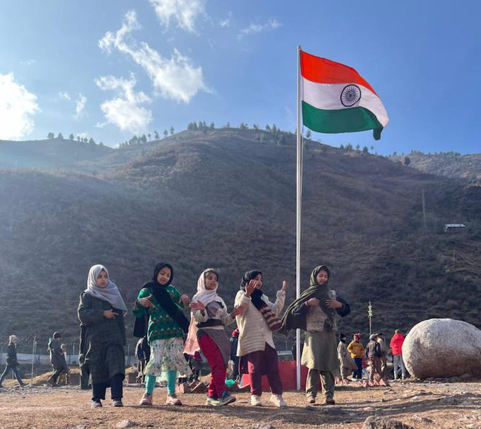 FatimaB62073964's tweet photo. From pak flag to #tricolour in #Kashmir see the happy face of kashmiri people, devlopment and prosperity.
#464646
#KashmirSolidarityDay 
#KashmirSolidarityDay2023 
#KashmirSerenityDay 
@RUBARUBARAMULLA 
@BaramullaLovers 
@Aakanks69344120 
@ChinarcorpsIA 
@ChenabValley2 https://t.co/JsJrnupBqA