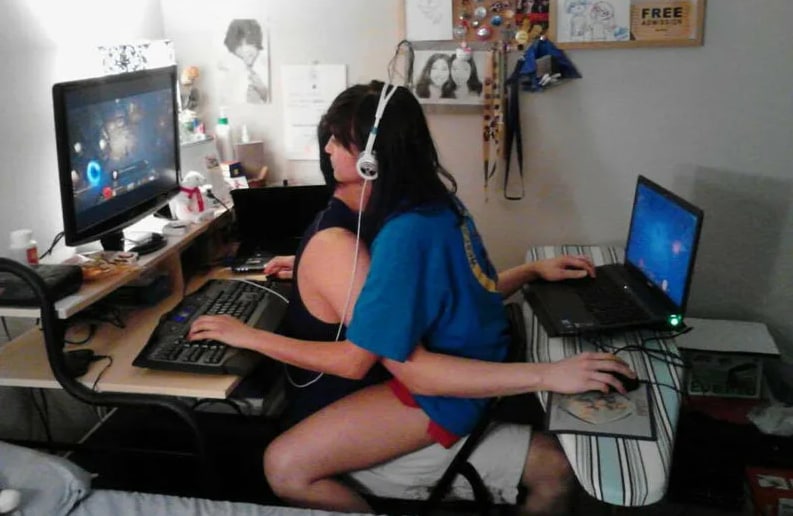 Смеркалось. Все приличные люди расположились в интернете...