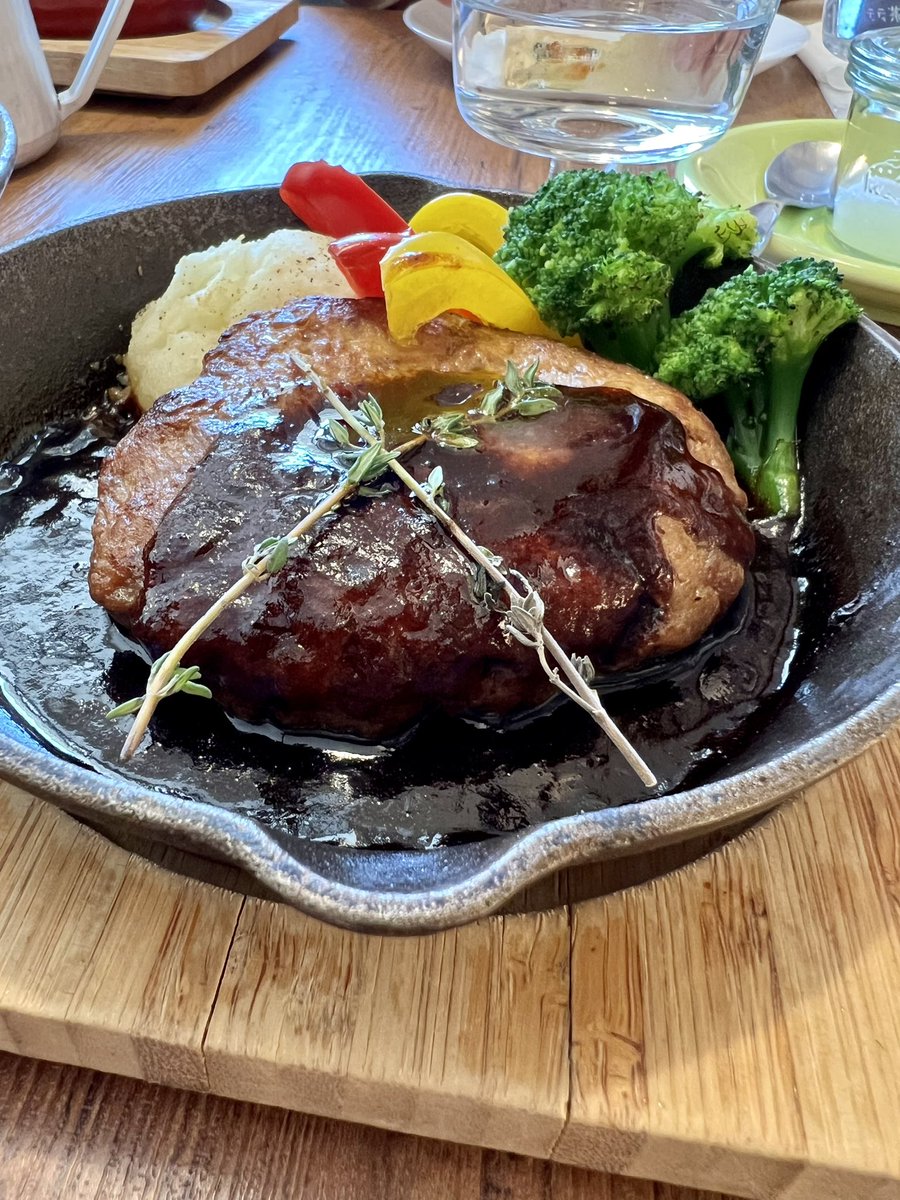 tsukada1963_ken's tweet photo. お休みも終わってしまう💦
本日のお出かけから
用事があり #狛江市 へ
お昼は蕎麦でも、と思いましたが、ことごとく閉まってる💦
#BACKYARDCAFE を発見!
ブランド豚100%の #特製ハンバーグステーキプレート を注文
鹿児島産黒豚と三元豚を使用と
ふわっふわで美味しい #ハンバーグ でした!! https://t.co/s1uVo0hZ1k