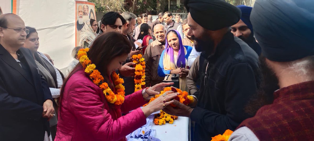 Sumitrabjp's tweet image. जनसैलाब का प्यार इस कदर मिलता है 
सारे जहां की ताक़त 
मिल जाती है 
@BJP4Delhi @blsanthosh @BJP4India @BJPMahilaMorcha 
#ModiOnceAgain #BJP #publichealth #महिला_उत्थान_मंडल