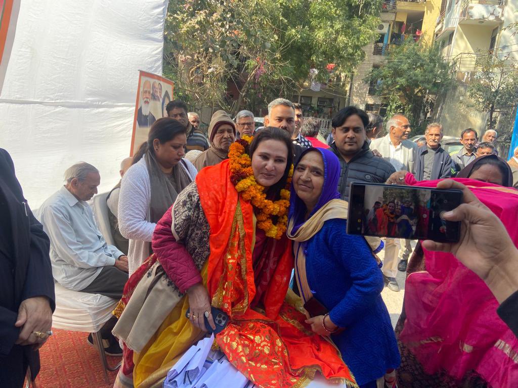 Sumitrabjp's tweet image. जनसैलाब का प्यार इस कदर मिलता है 
सारे जहां की ताक़त 
मिल जाती है 
@BJP4Delhi @blsanthosh @BJP4India @BJPMahilaMorcha 
#ModiOnceAgain #BJP #publichealth #महिला_उत्थान_मंडल