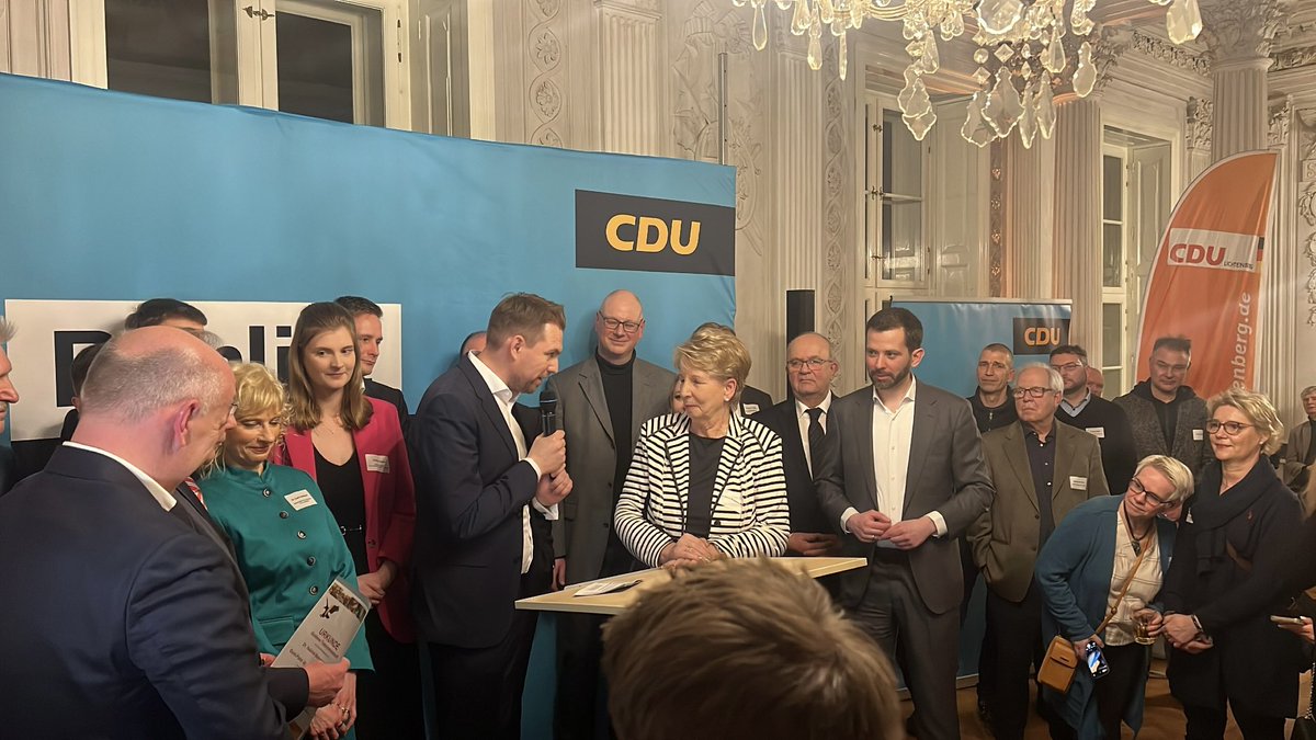 dannyfreymark's tweet photo. Am Freitag war @kaiwegner unser Ehrengast beim traditionellen Neujahrsempfang der CDU Lichtenberg mit mehr als 250 Gästen. Die Zeit ist reif für den Wechsel im Senat, um endlich auch den Außenbezirken wieder mehr politische Wertschätzung zukommen zu lassen. Noch 7 Tage. https://t.co/2mXRp5l8nJ