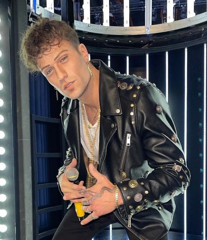 angelaserra95's tweet photo. @pierpaolopretel se ci sei batti un colpo oggi x la tendenza è sempre valido l'# #PierIn oh bisogna cambiarlo con #PierIrama attendiamo le tue direttive 😉✌🏻   #PRELEMI https://t.co/oh8x8d26vh