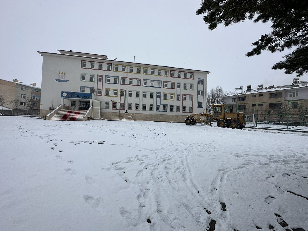 Okullarımızın bahçesi içerisindeki kar temizleme ve buz sarkıtlarını kırma çalışmalarımız devam ediyor.

Yeni Eğitim dönemine hazır mıyız çocuklar 😊