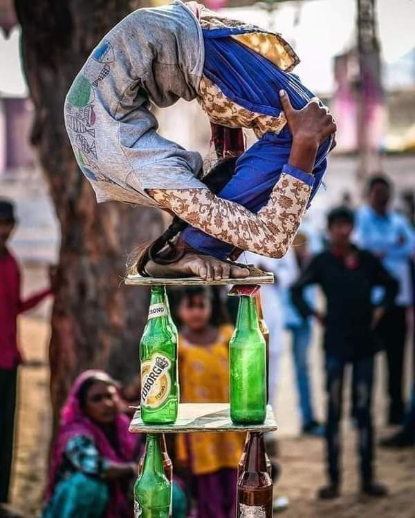 क़िस्मत महलों में राज करती है, 
हुनर सड़कों पर तमाशा करता है।
