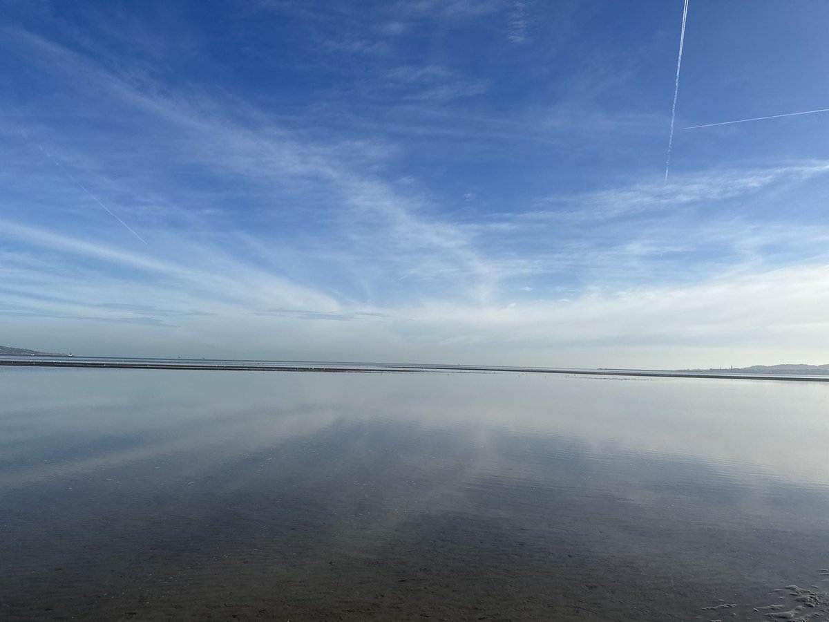 Dublin, you’re looking fierce pretty today.. Sandymount Strand 💚