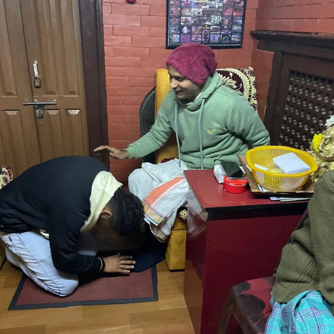 RakeshAdiga_off's tweet photo. Blessed to meet sri Narayan bhat ji ,
priest in pashupatinath temple ..

#RakeshAdiga #RakiTribe #Freespirit #ChillWeAllDie https://t.co/dbYBZxjgUw