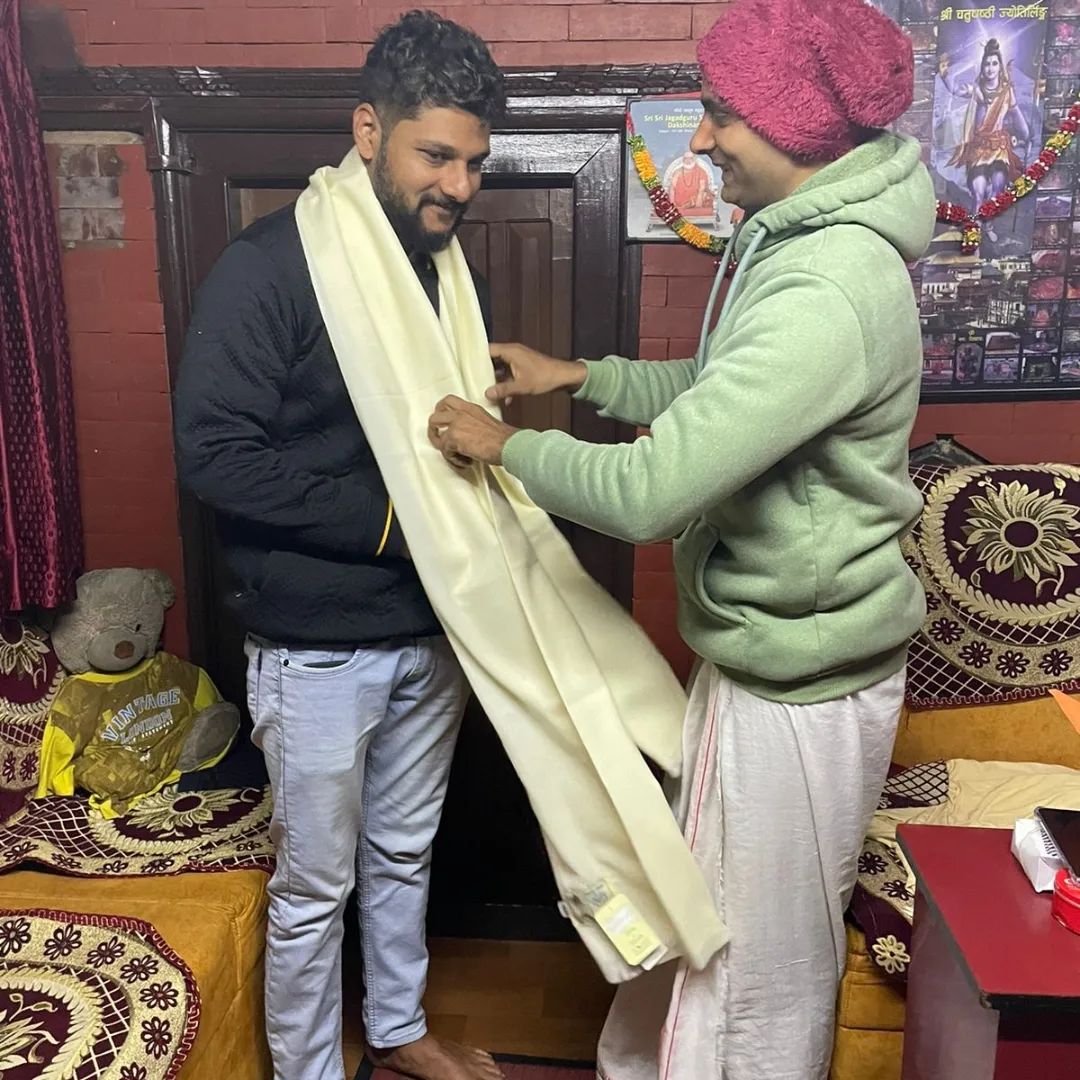 RakeshAdiga_off's tweet photo. Blessed to meet sri Narayan bhat ji ,
priest in pashupatinath temple ..

#RakeshAdiga #RakiTribe #Freespirit #ChillWeAllDie https://t.co/dbYBZxjgUw