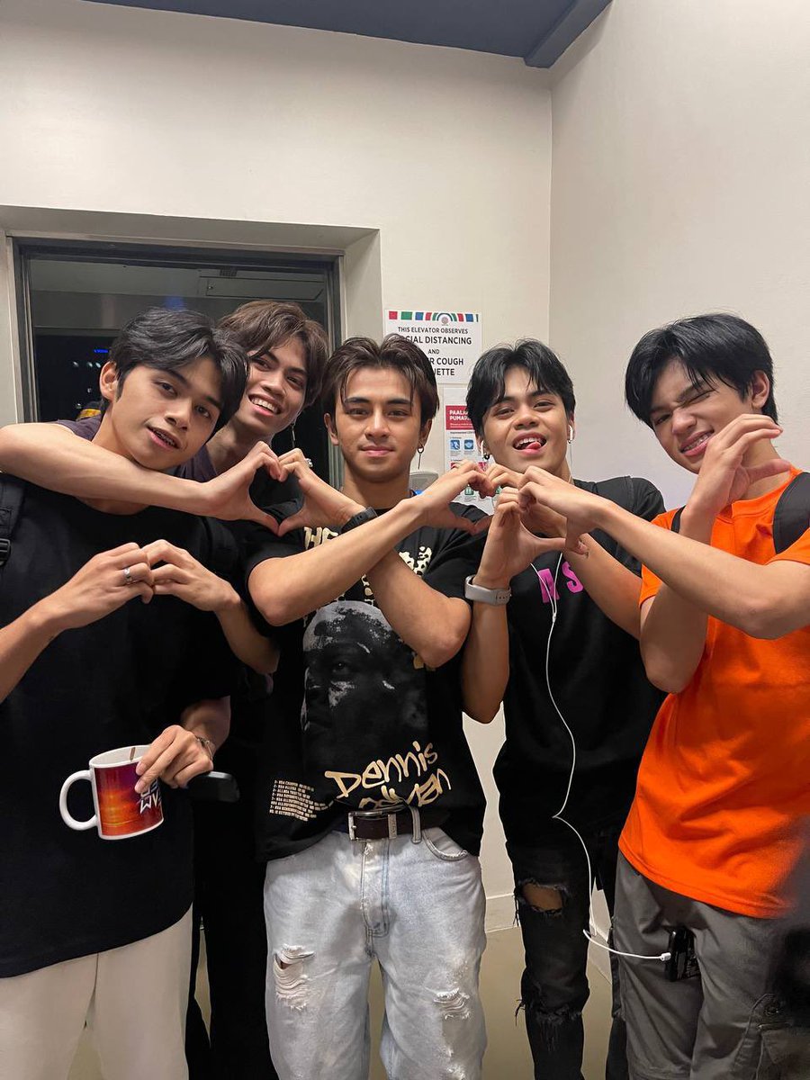 MahmahHaleHnKa's tweet photo. Ang sakit sakit naman nito Russu and Matt anobatuu😭 Hindi ko kinakya yung pagsira ng tropahan na toh:( Sa sanay ko na makita kayo, grabi yung sakit na nararamdaman ko ngayon. Dinaya kayo ng pagkakataon pero yung pagsasamahan niyo alam ko yan ang pinakamagandang nangyari sa inyo. https://t.co/ofO4kXLsjk