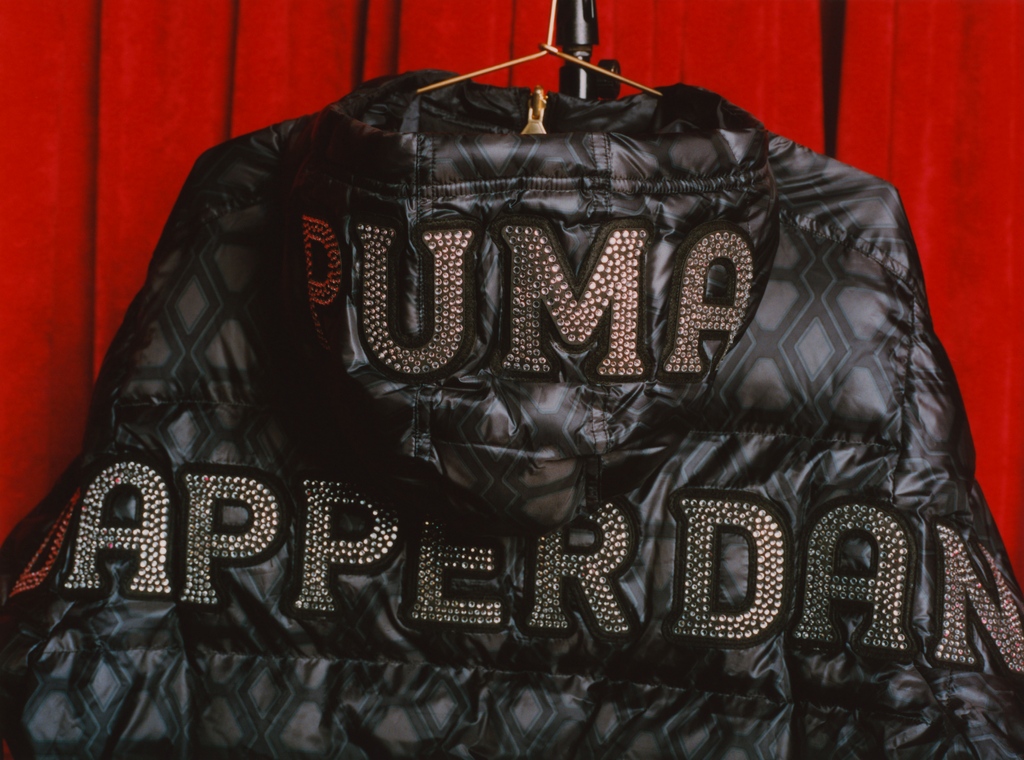 FROWMen_'s tweet image. Streetwear, high-fashion and sportswear all in one? Yes please! @dapperdanharlem has teamed up with @puma to give us this sleek new collection. Who could ask for more?⚡️
Visit frowmagazine.com to read more!

#mensfashion #dapperdan #puma #shoes #FROWmen #FROWmagazine