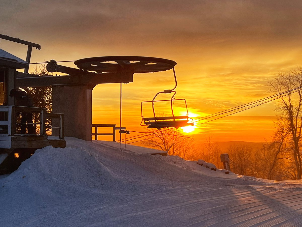 Justin_Raub's tweet photo. The sunrise at @roundtopmtn this morning was insane! #RoundtopMountainResort #SkiRoundtop #TheFunMountain #VailResorts #skiPA #SkiTheEast #ThankAsnowmaker #ThankAgroomer https://t.co/TNek4jHSJU