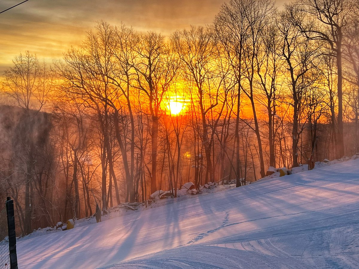 Justin_Raub's tweet photo. The sunrise at @roundtopmtn this morning was insane! #RoundtopMountainResort #SkiRoundtop #TheFunMountain #VailResorts #skiPA #SkiTheEast #ThankAsnowmaker #ThankAgroomer https://t.co/TNek4jHSJU
