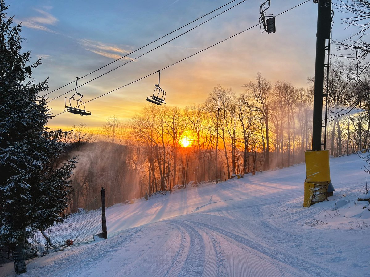 Justin_Raub's tweet photo. The sunrise at @roundtopmtn this morning was insane! #RoundtopMountainResort #SkiRoundtop #TheFunMountain #VailResorts #skiPA #SkiTheEast #ThankAsnowmaker #ThankAgroomer https://t.co/TNek4jHSJU