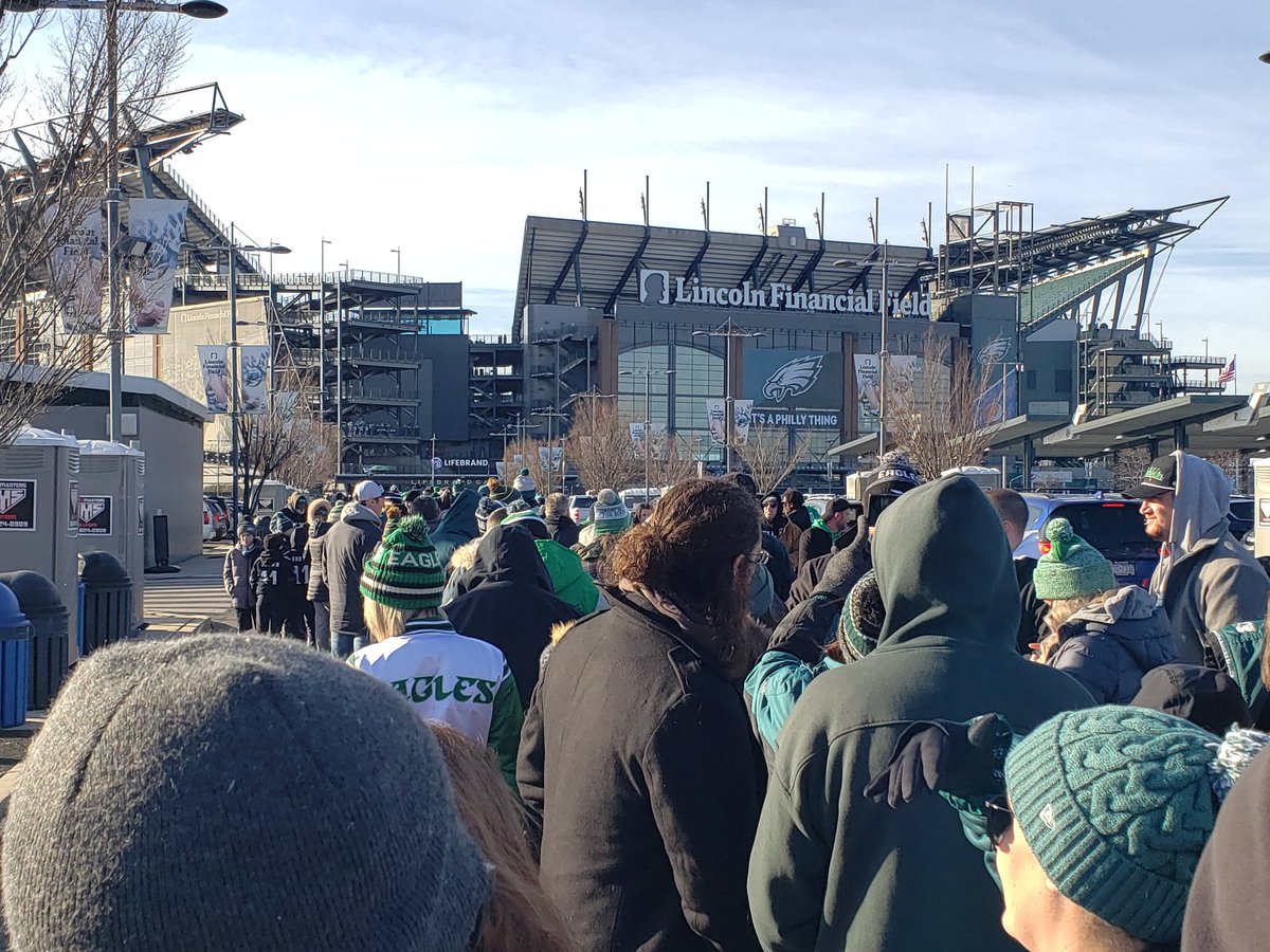 ukeaglesfan's tweet photo. Lining up at 9am on a cold Sunday morning for the Super Bowl send off party? #ItsAPhillyThing https://t.co/oEeyESY3Sn
