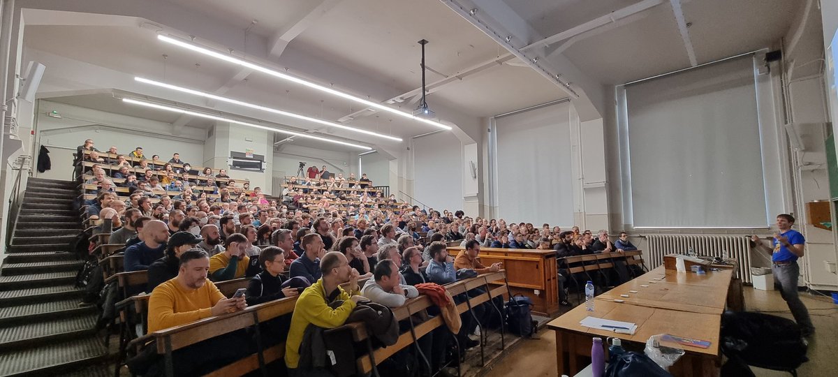 Full house again! #PostgreSQL #devroom #FOSDEM2023 #fosdem