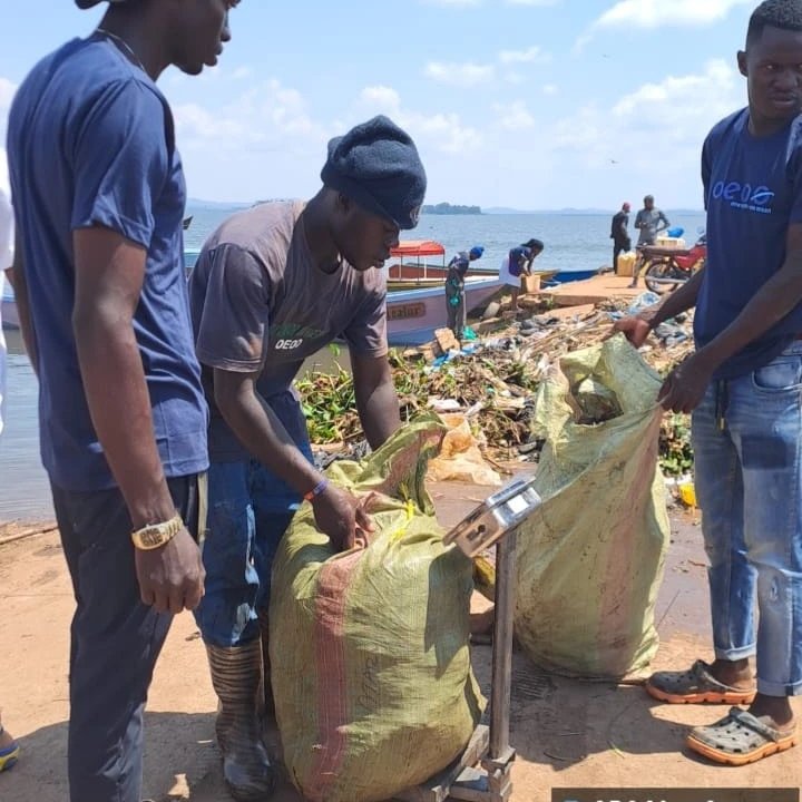 UgandaRangers's tweet photo. Guest Owek.MariamNkaluboMayanja, the Minister Environment #Buganda government. Credit #OEOO,  #300 volunteers #25tons. Joint plan #Kabaka's Lake. 
The biggest #hand-dug #lake in #Africa.  Established in 1885 by his Majesty #Kabaka #Mwanga II. https://t.co/o2quDyoYgV