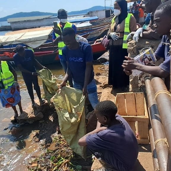 UgandaRangers's tweet photo. Guest Owek.MariamNkaluboMayanja, the Minister Environment #Buganda government. Credit #OEOO,  #300 volunteers #25tons. Joint plan #Kabaka's Lake. 
The biggest #hand-dug #lake in #Africa.  Established in 1885 by his Majesty #Kabaka #Mwanga II. https://t.co/o2quDyoYgV