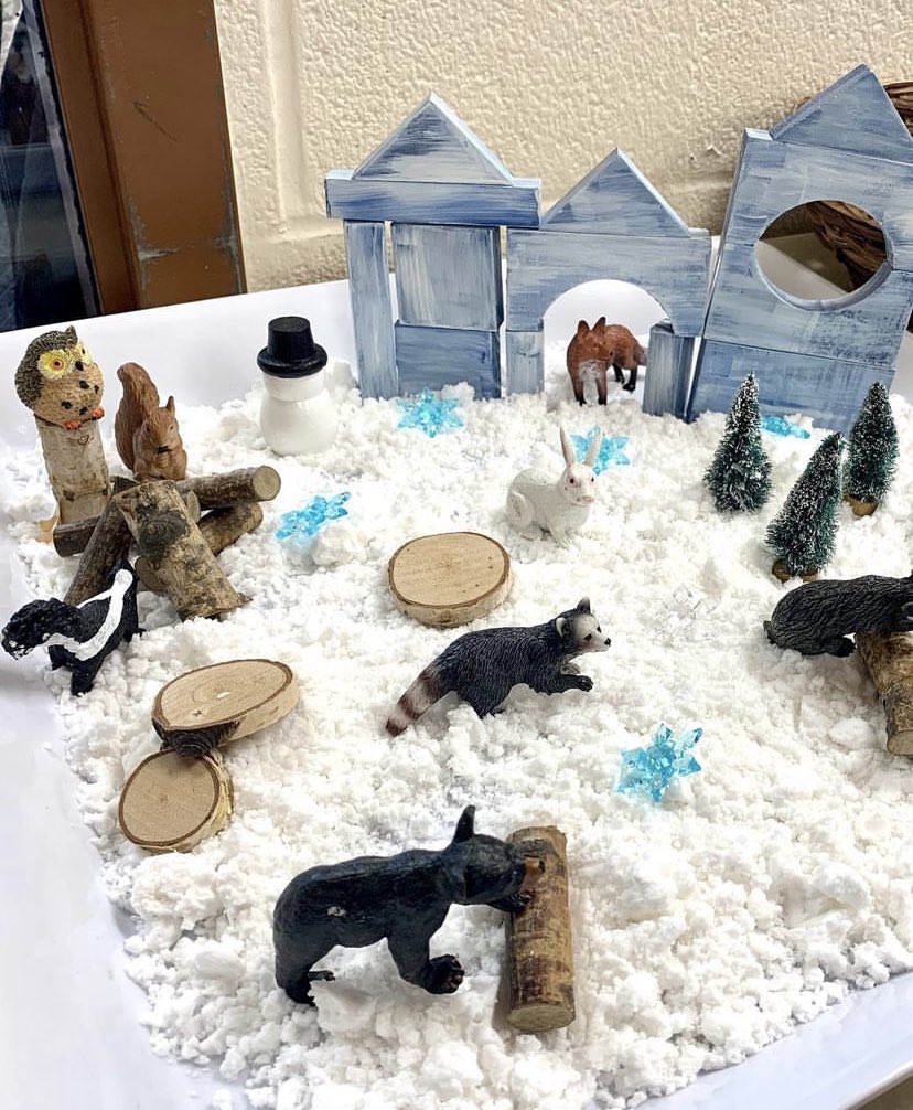 Winter woodland small world sensory play! We set this up with the snow recipe I shared in my last post, the ice blocks, woodland animals and some other loose parts. Lots of stories were created and told here. 

#smallworldplay #sensory #sensoryplay #winterplay #kindergarten