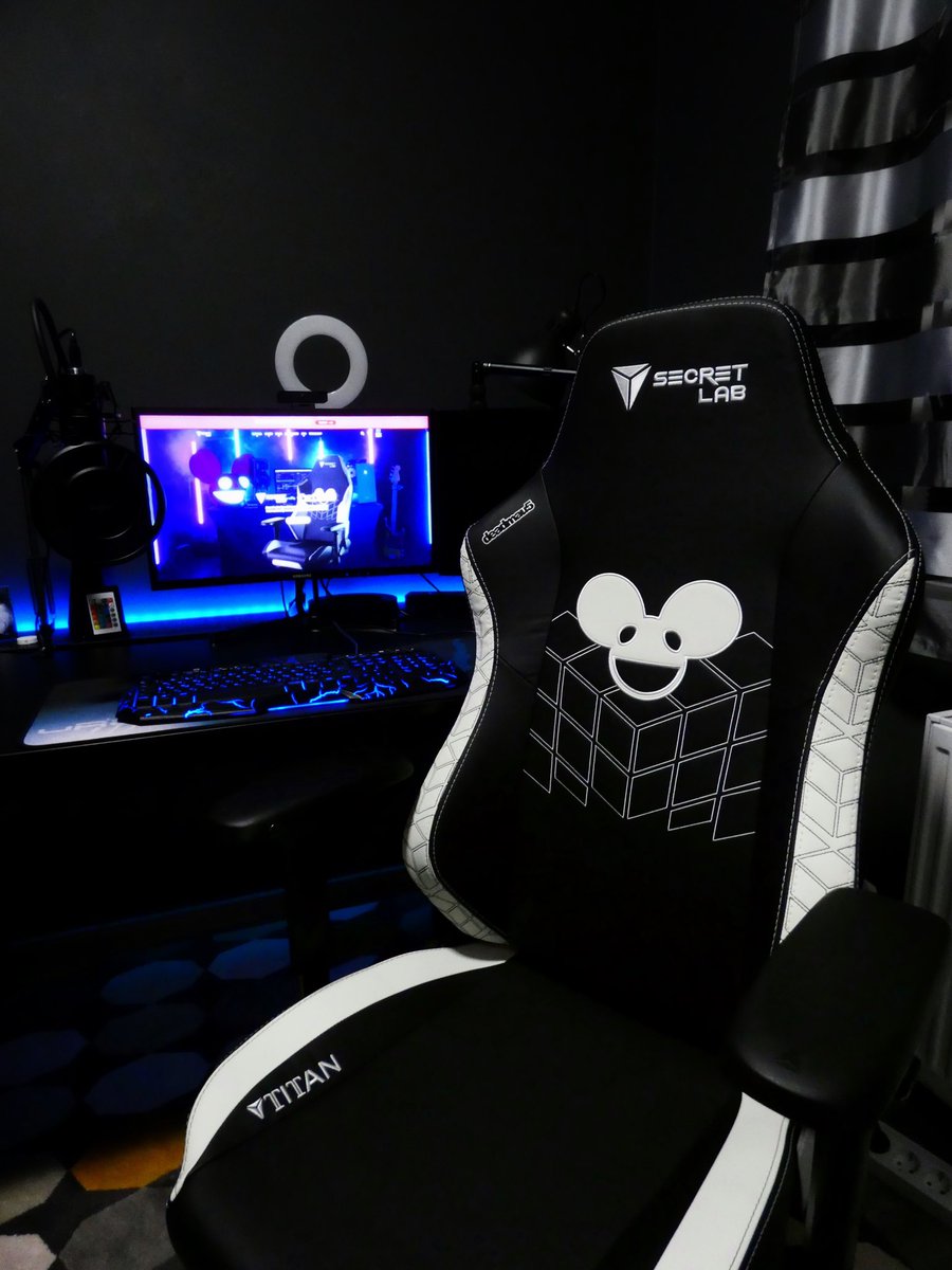 ciscodawe's tweet image. Megérkezett az itthoni iroda utolsó eleme 🤩 #deadmau5 #secretlab