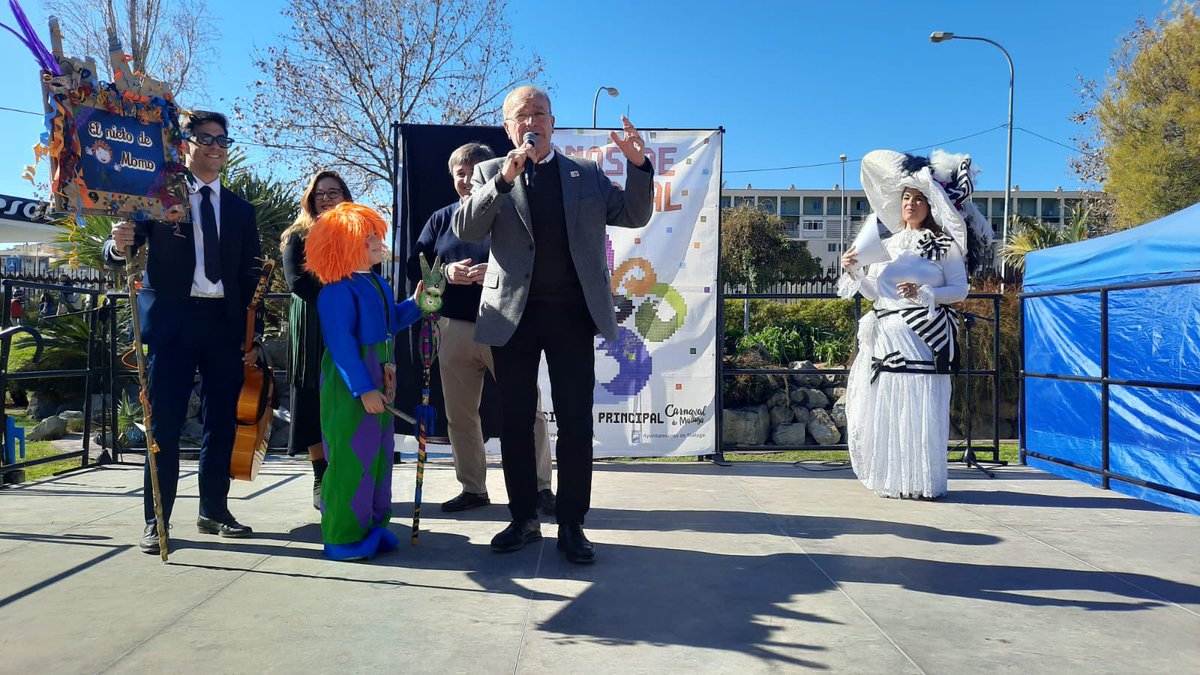 #CiudadJardín celebra hoy su tradicional Paella Carnavalera en el parque de la Alegría. El alcalde, <a href="/pacodelatorrep/">Paco de la Torre</a>, junto al concejal del Distrito, <a href="/AvelinoPP/">Avelino Barrionuevo</a>, otros ediles de la Corporación, y el presidente de <a href="/CarnavalMLG/">Carnaval de Málaga</a>, Carlos Torres, ha saludado a los vecinos asistentes
