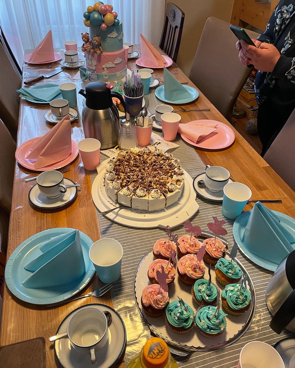 Huhu ihr Lieben 🥰

Gestern hatten wir eine kleine Gender reveal Party im kleinen Kreis (15 Leute)🥰. 

& es wir bekommen ein Mädchen ! 🥰👶

Wünsche euch einen schönen Sonntag ♥️

#genderrevealparty 
#itsagirl