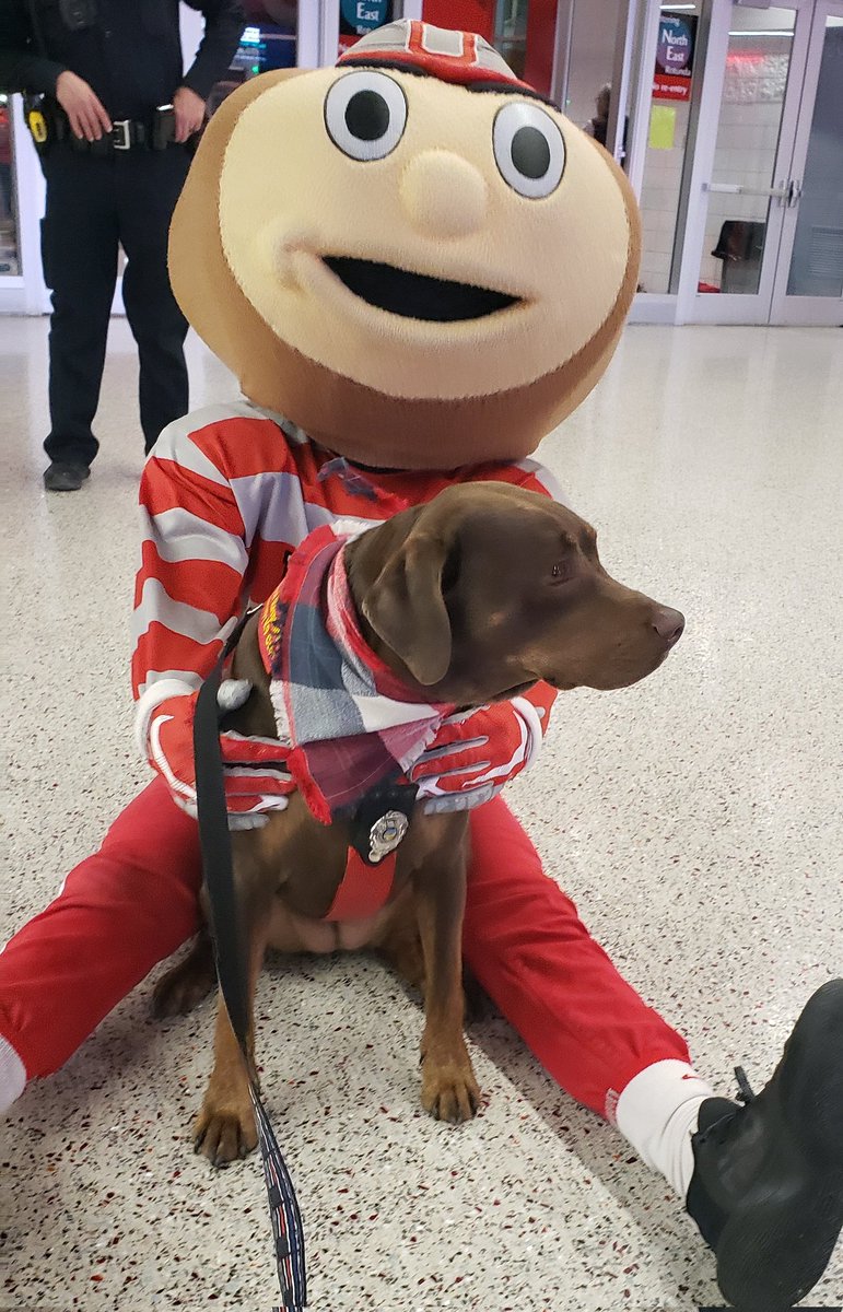 i metz <a href="/texasroadhouse/">Texas Roadhouse</a> <a href="/AndyArmadillo/">Andy the Armadillo</a> lass nite at da <a href="/ResponderHockey/">1stResponderFaceOff</a> ..he duznt say much like my fren <a href="/Brutus_Buckeye/">Brutus Buckeye 🌰</a> but he kool