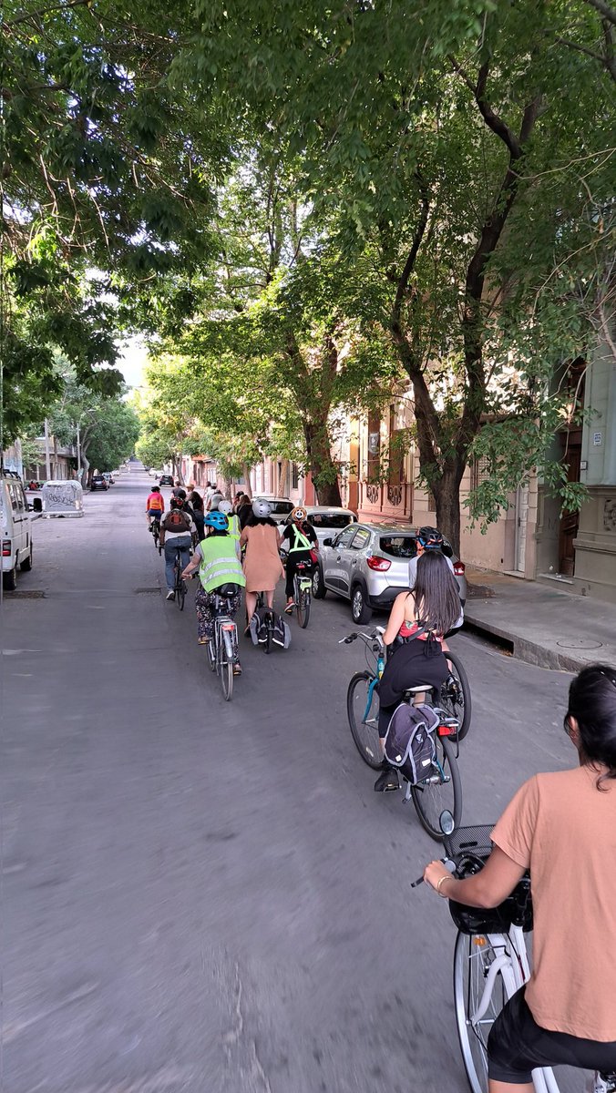 BiciConvivencia's tweet photo. Ayer disfrutamos una linda jornada de pedaleo en tour de murales de la mano de #Min8 @manurivoir y @streetartuy.
Actividades así, son muy necesarias en nuestra ciudad. Te hacen ver la ciudad desde otro punto de vista, como quien dice, te hacen "educar el ojo".
Que se repita!! https://t.co/BcLWOdVU4w