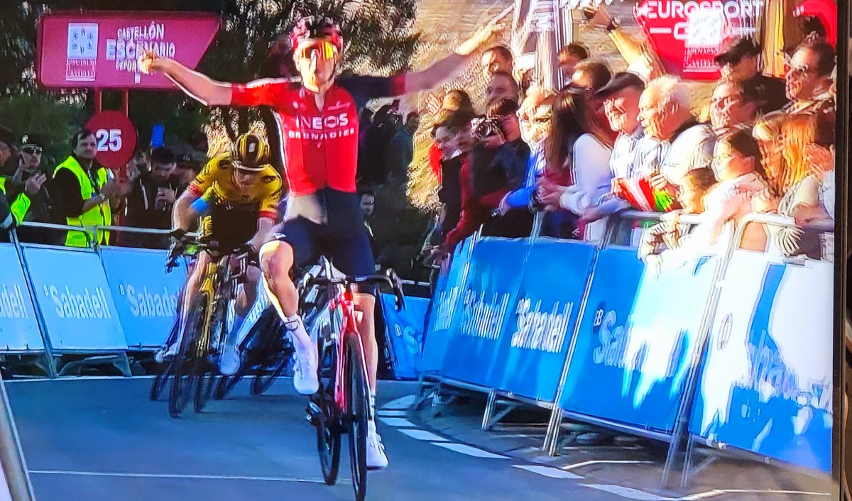 Love the respect and 😍 in the peloton, brilliant stage win #VoltaValenciana @taogeoghegan 🧢📴😎👍🏻 and super effort @ThymenArensman to take the pressure out in front 😎👍🏻 @INEOSGrenadiers TAO! 😜