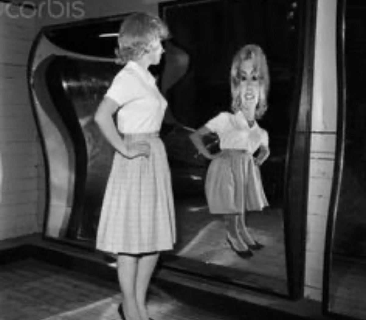 VeridisQuoDal's tweet image. Data augmentation in deep learning; it is analogous to a funhouse/distorting mirror. Vectors can distort image and may contribute to robustness #DeepLearning #DataAugmentation #AI  #neuralnetworks #artificalintelligence #technology