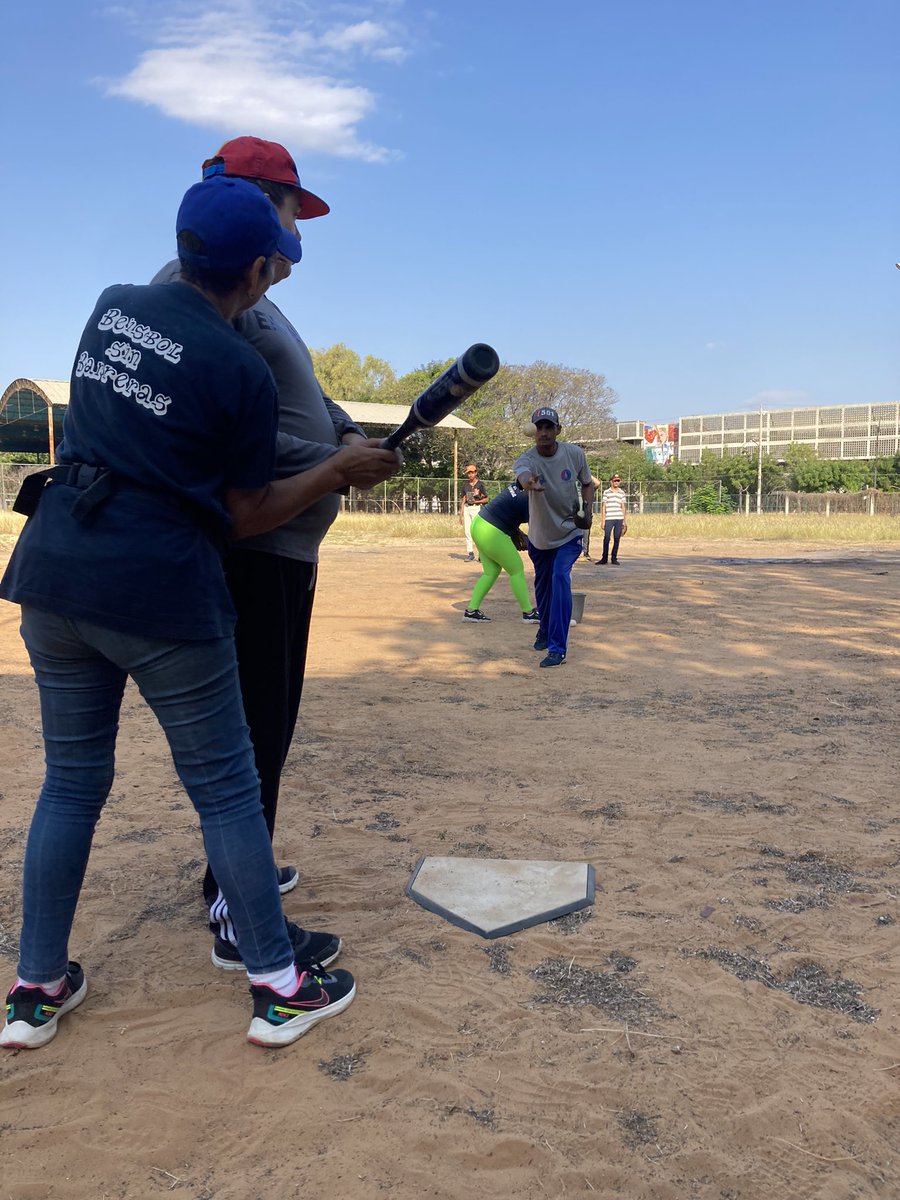 PLFundacionReto's tweet photo. Los voluntarios y jugadores de La Pequeña Liga Fundación Reto activados recuperando espacio y entrenamiento!! 💪🏻💪🏻💪🏻 Acércate y únete a nosotros !! https://t.co/cUHGb2vkjr
