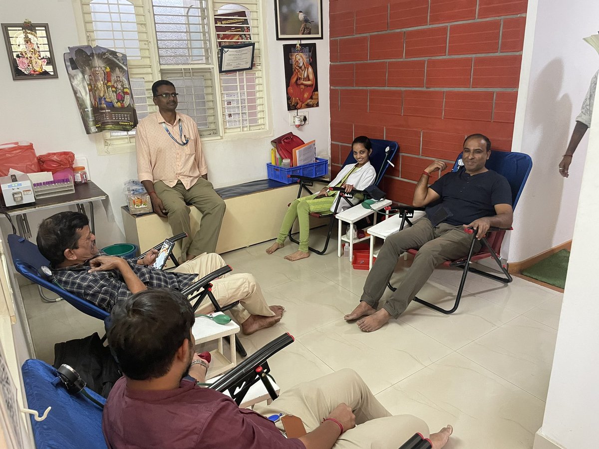 On the occasion of the world's Cancer Day,
Team Saksham Bengalurucity organised a Blood Donation Camp at Rayara Kirana Physiotherapy Centre, Basavanagudi, Bangalore.

Our Saksham Karnataka treasurer Sri M Ramesh Prabhu Ji attended the program.

#SAKSHAM_Bharat_Samarth_Bharat